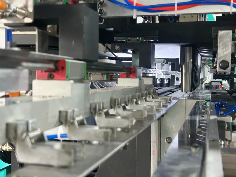 YW-LV-linear variable pitch PET blow moulding machine with continuous heating-3